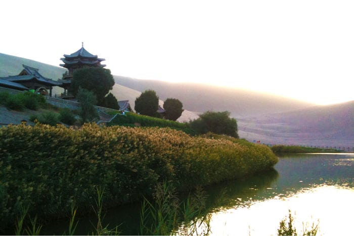 El Lago Creciente y Mingsha Shan