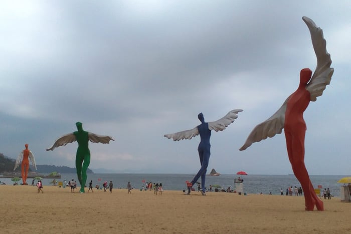 Esculturas de ángeles en la playa de Dameisha