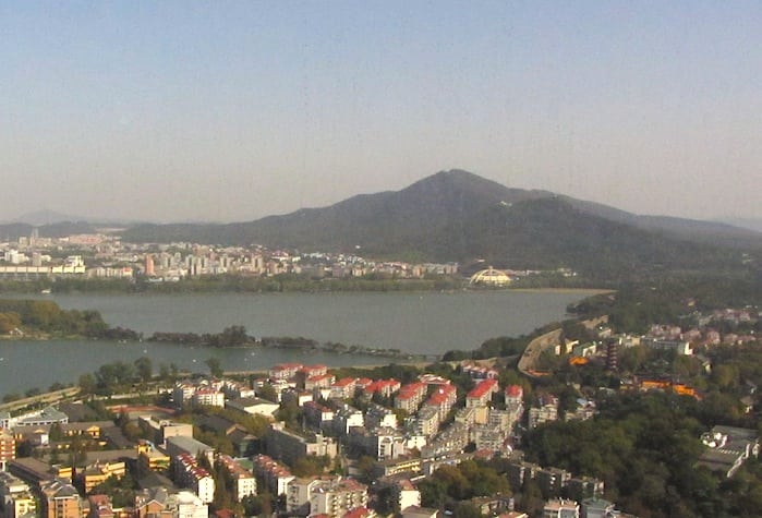 La Montaña Púrpura desde la torre más alta de Nanjing