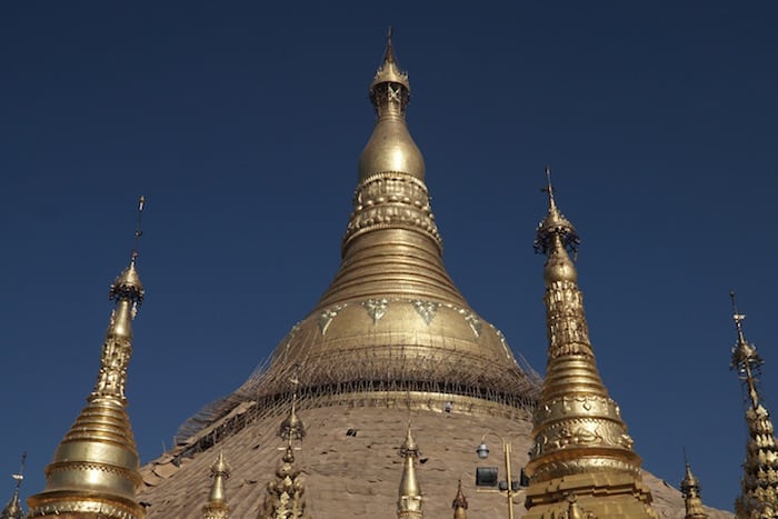 La cima de la Pagoda Shwedagon en Yangon