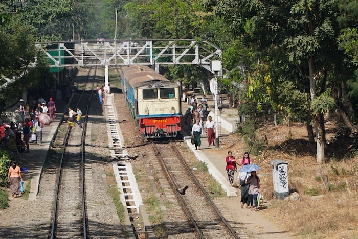 Un tren en Yangon