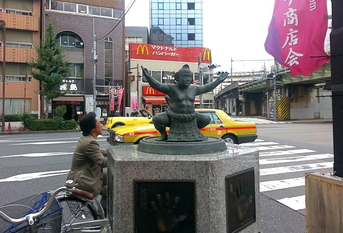 La estatua a la disciplina del sumo en Ryogoku