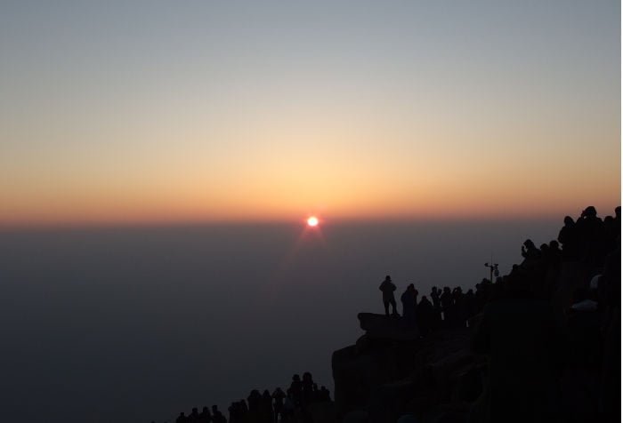 Amanecer en el pico del emperador de jade Amanecer en el pico del emperador de jade