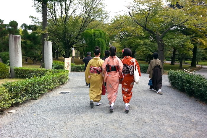 Señoras paseando en kimono