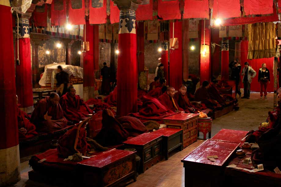 monaci in preghiera