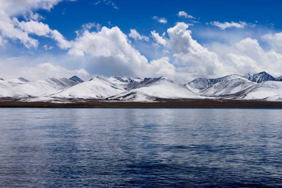"Le montagne dietro il Lago Namtso