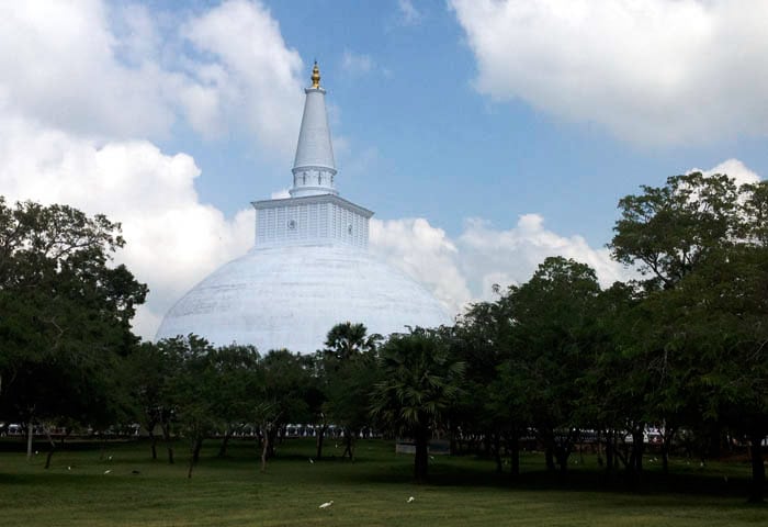 4 ANURADHAPURA tempio bianco