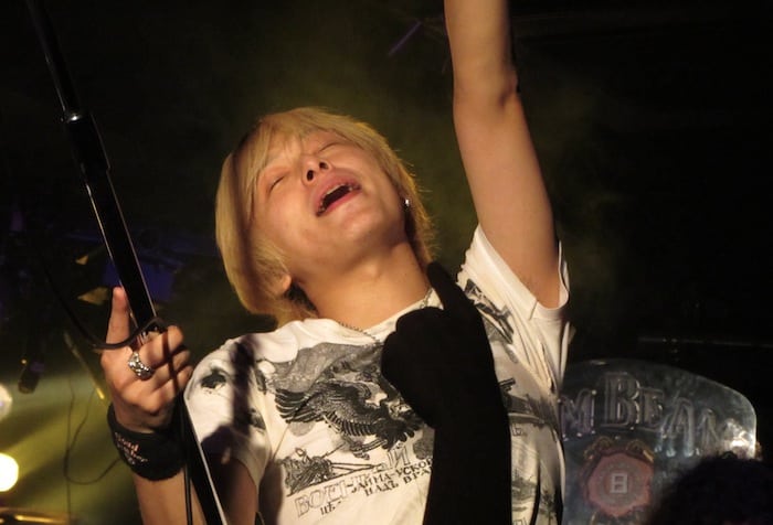 Un cantante di esibisce al Bauhaus di Roppongi