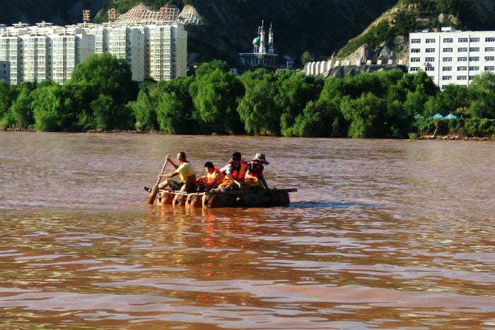 Turisti in barca lungo il Fiume Giallo Turisti in barca lungo il Fiume Giallo