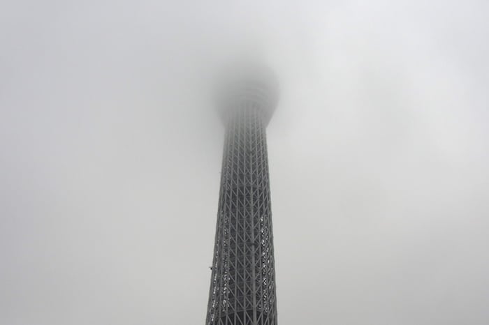 La tokyo Skytree nella nebbia